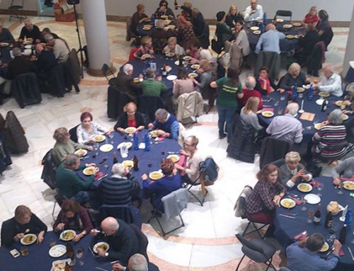 Los socios disfrutan de la comida social Arròs en Fesols i Naps