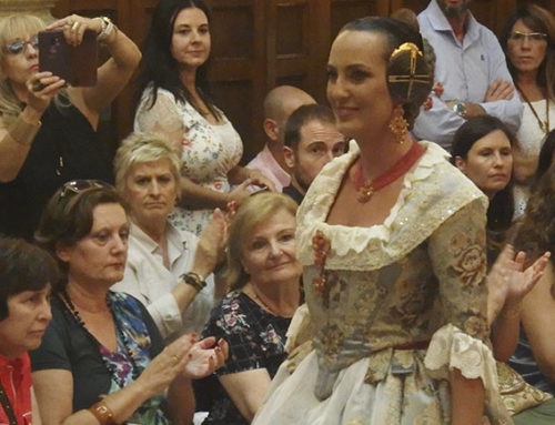 La indumentaria valenciana está de moda: El Ateneo vive un gran desfile solidario