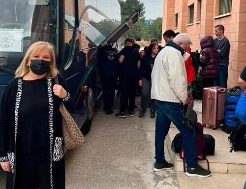 El primer autobús de refugiados financiado por el Ateneo Mercantil llega a España