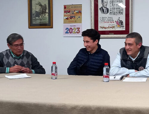 Bruno Gimeno “Masiano”, arropado por los tertulianos habituales, jóvenes taurinos y dos toreros veteranos